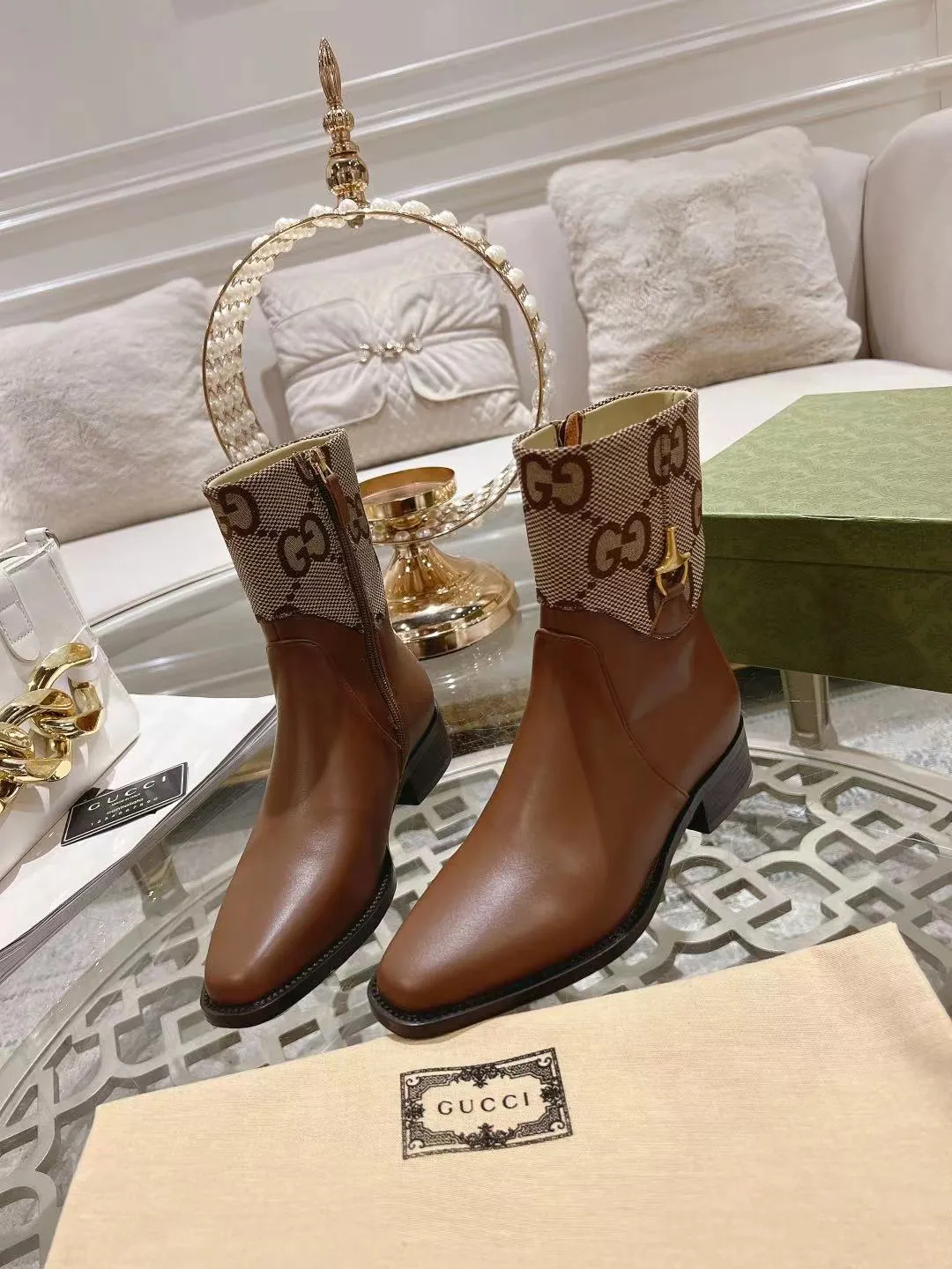 👟👟Ex-factory price 600👟👟 Gucci's latest popular half-horsebit detail boots for autumn and winter, European and American punk style riding boots, horsebit detail boots, the same style as the big-name street style darlings of European and American stars. Upper: Calfskin imported from Italy Size: 35-42#